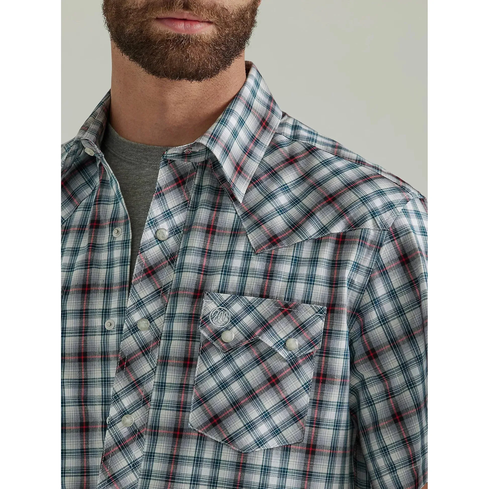 MEN'S WRANGLER RETRO® SHORT SLEEVE WESTERN SNAP WITH SAWTOOTH FLAP POCKET PLAID SHIRT IN CHERRY NAVY PLAID